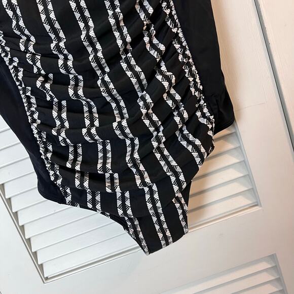 Torrid Black & White Chevron One Piece Swimsuit Size 3 Ruched Bustier Style - Picture 3 of 7